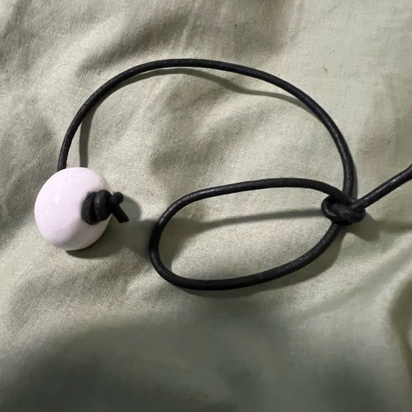 Simple adjustable bracelet-porcelain bead on leather - Picture 3 of 7